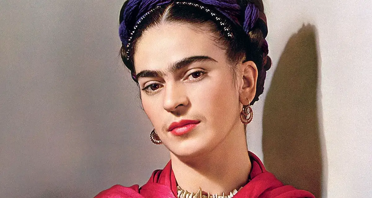 Portrait de Frida Kahlo, icône de l'art mexicain. Sa célèbre frange et son foulard violet sont mis en valeur dans cette peinture connue.