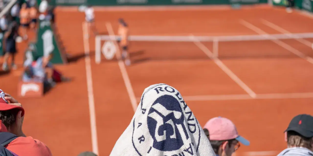 Ręcznik z logo Roland Garros na korcie. Kibice czekają na emocje podczas finału Roland Garros mężczyzn.