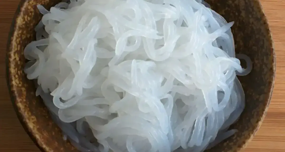 Przezroczysty makaron keto w brązowej misce. Idealny do niskowęglowodanowych dań.