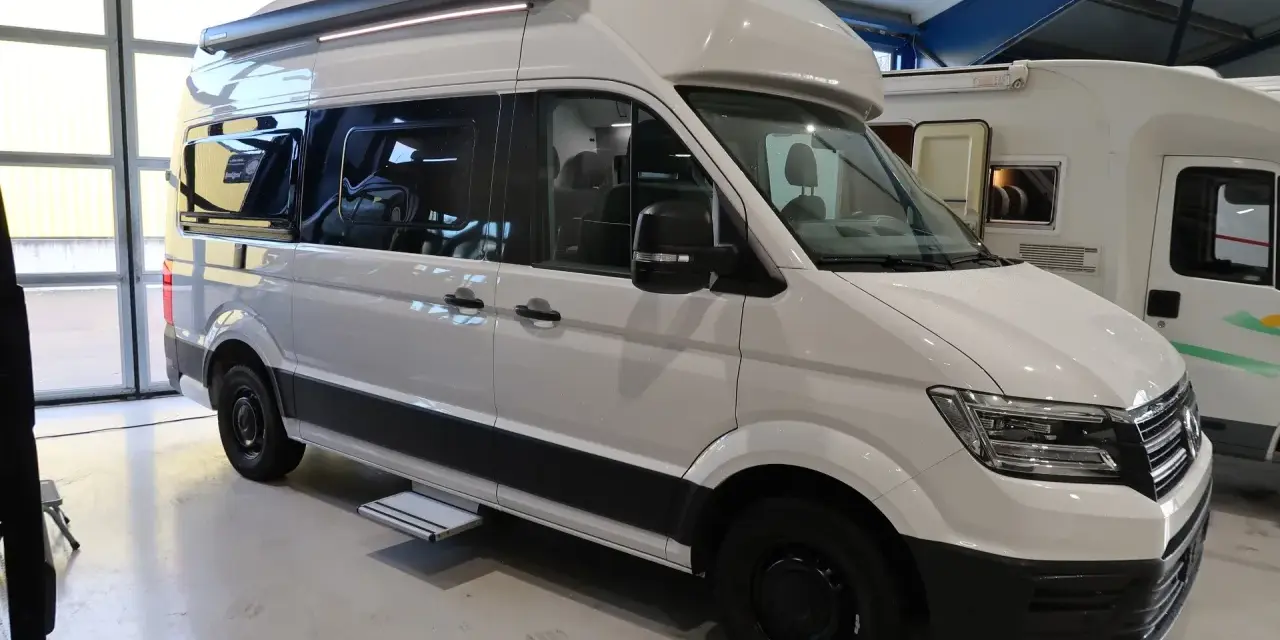 Vit Volkswagen plåtis med utdragbar markis och trappsteg. Redo för äventyr!