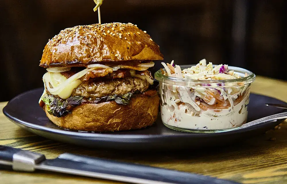 Idealny burger: Jak złożyć hamburgera, by się nie rozpadał?