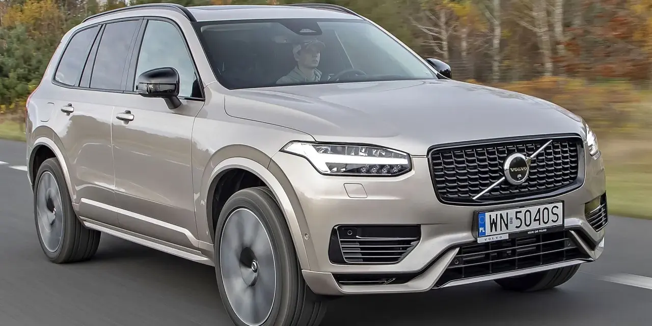 Złoty Volvo XC90 w ruchu, sprawdzamy jego atrakcyjną volvo xc90 cenę.