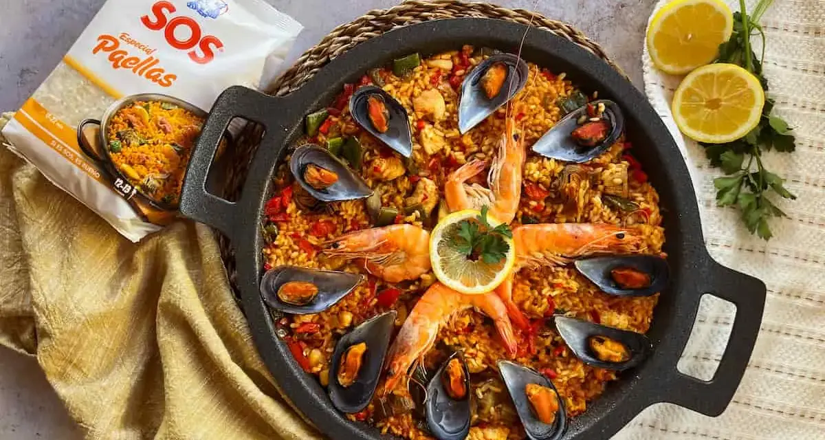 Paella mixta en paellera con gambas, mejillones, limón y bolsa de arroz SOS.