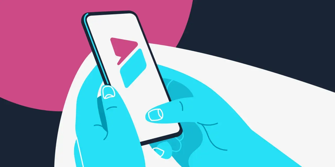 Ręce trzymają smartfon z ikonami, sugerującymi aplikacje do nauki polskiego.