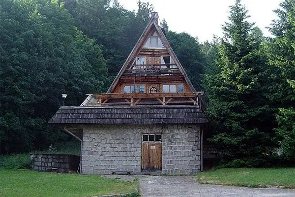 Bacówka pod Trójgarbem: historia, kontrowersje i przyszłość schroniska