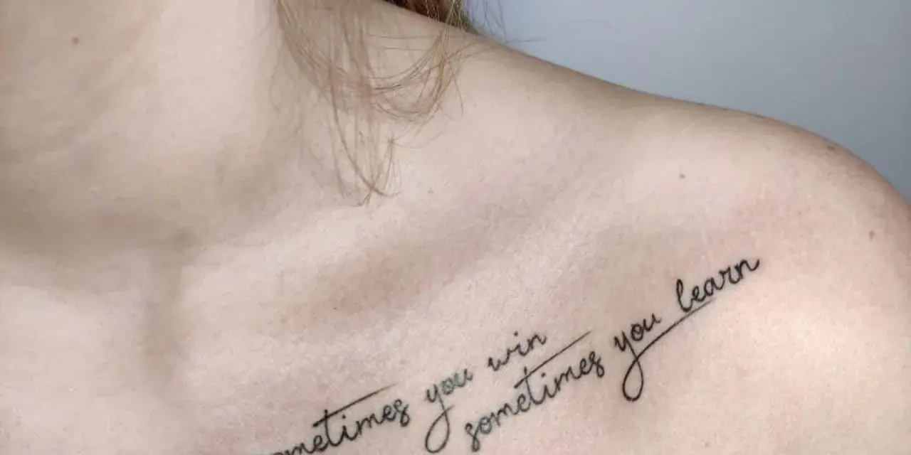 Dziary z napisem "sometimes you win, sometimes you learn" na obojczyku.