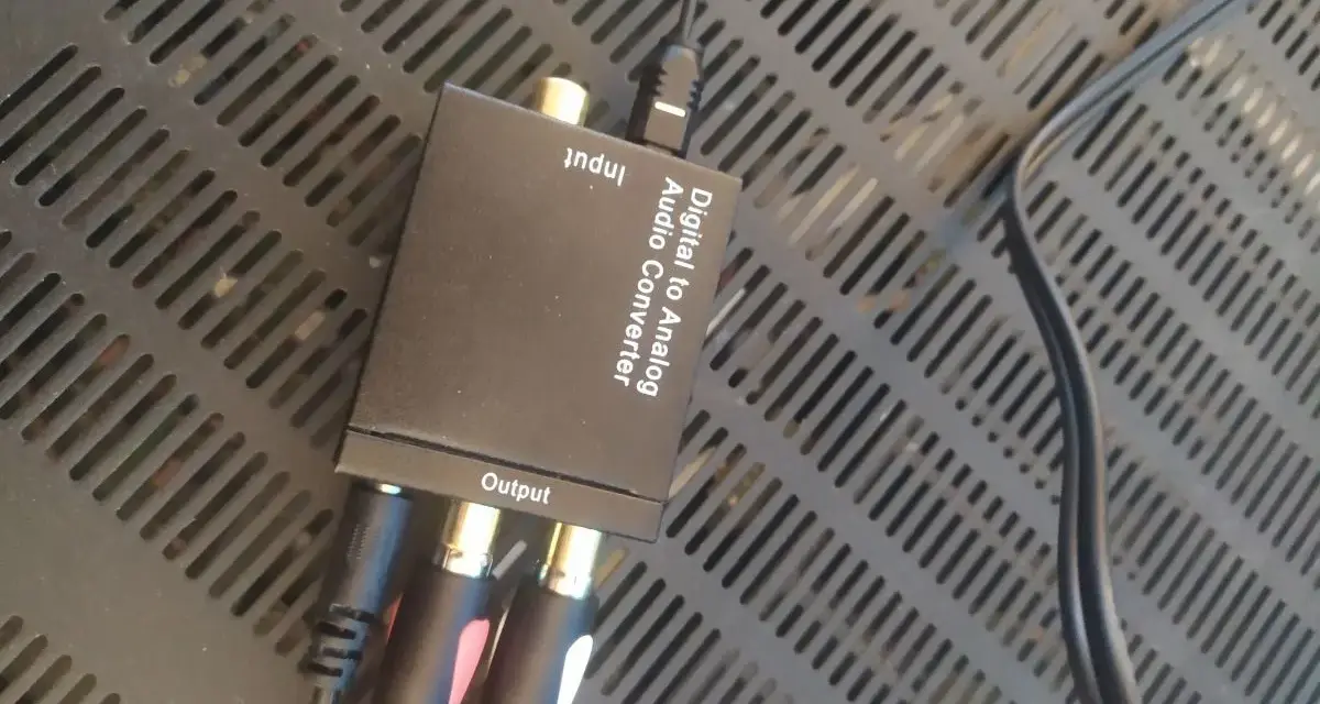 Konwerter Digital to Analog Audio Converter. Ułatwia podłączenie starego wzmacniacza do nowego telewizora, zamieniając sygnał cyfrowy na analogowy.