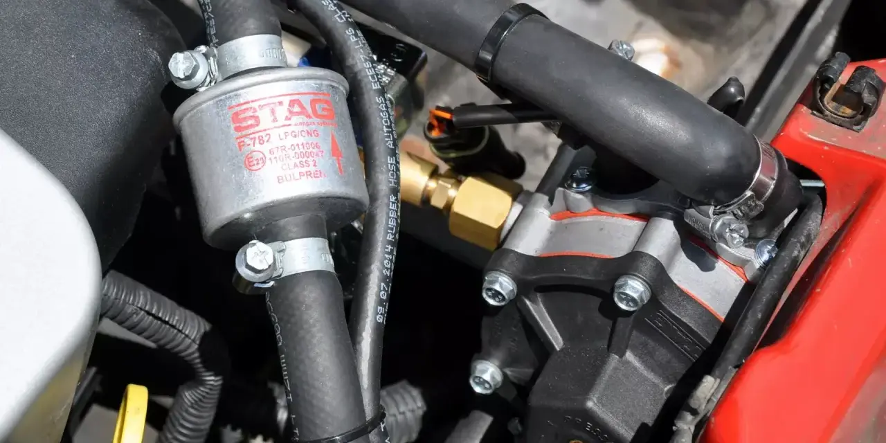 Widoczny na zdjęciu reduktor gazu STAG F-782 LPG/CNG ma uszczelkę, która zapewnia szczelność instalacji.