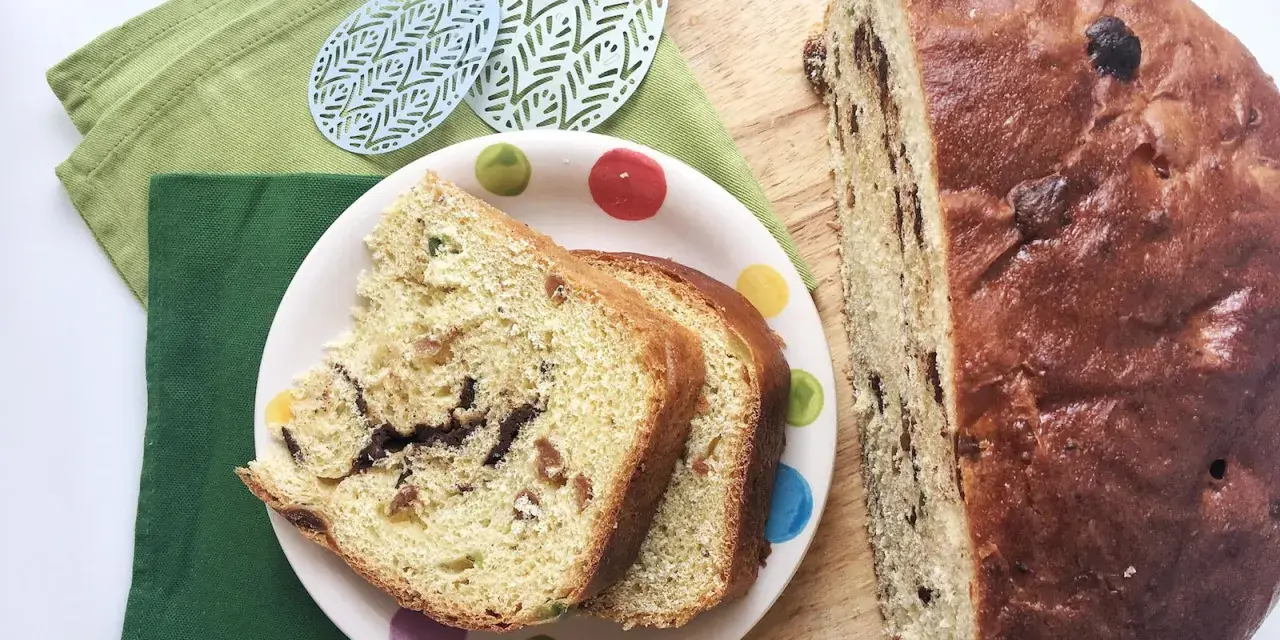 La pizza di Pasqua teramana ricetta originale, soffice e profumata, con canditi e cioccolato, pronta per essere gustata.