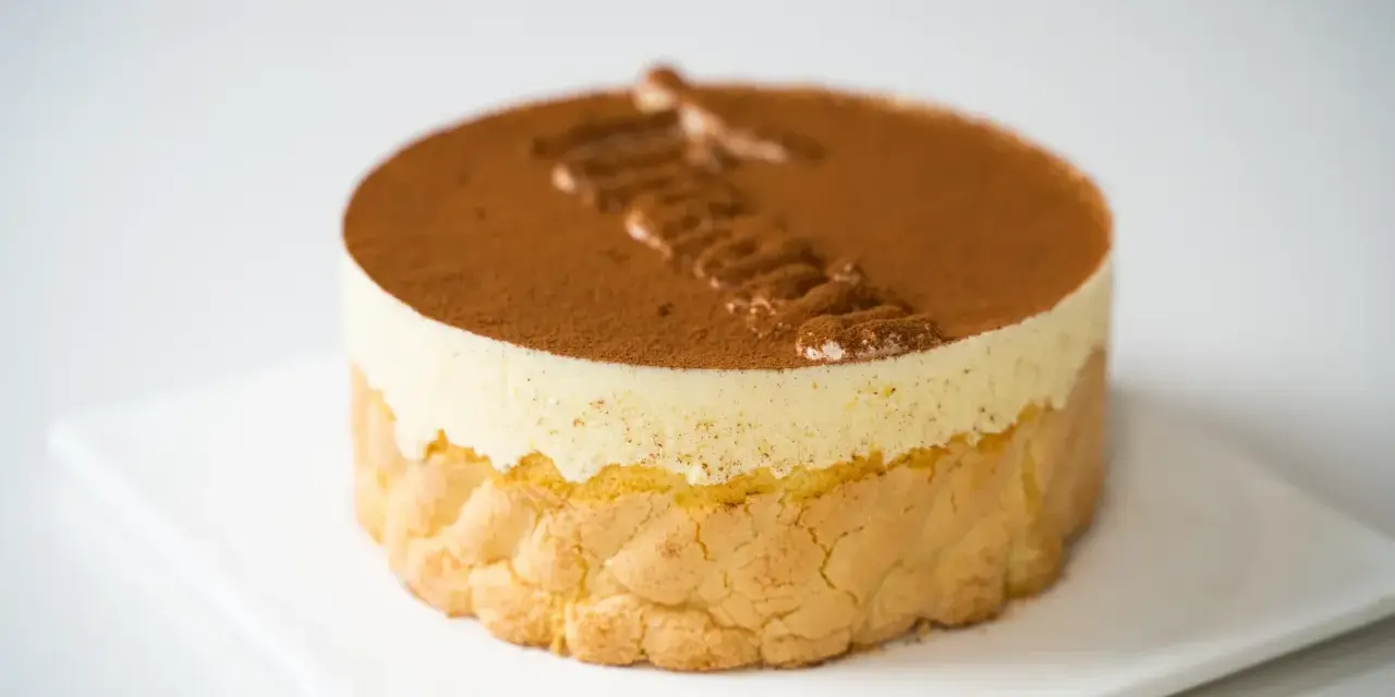Pyszne tiramisu czekoladowe, udekorowane kakao i kremem. Idealne na deser.