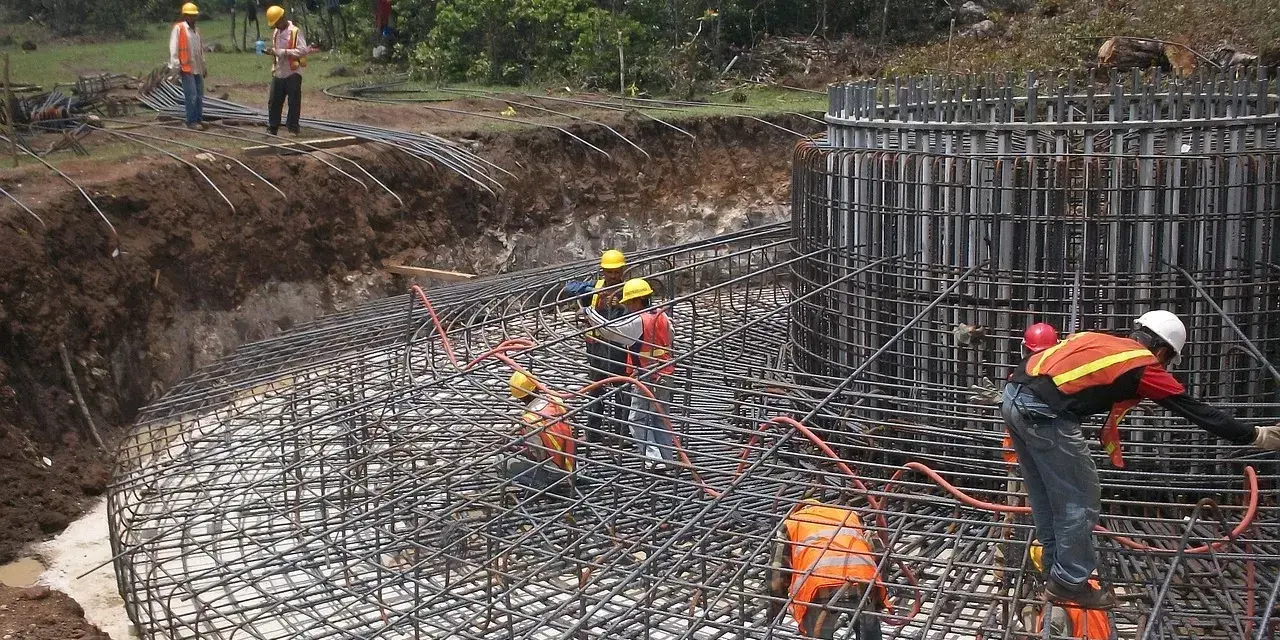 Jak długo trzymać beton w szalunku, aby uniknąć pęknięć?