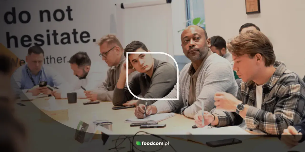 Uczestnicy podczas sesji assessment center, skupieni na zadaniach, notują i analizują.