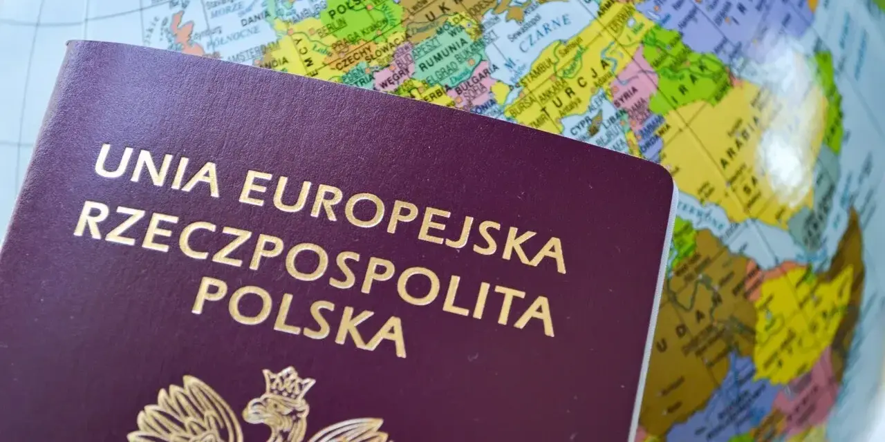 Polski paszport na tle globusa. Podróże po Europie i świecie pokazują, ile ważny jest paszport dla odkrywania nowych miejsc.