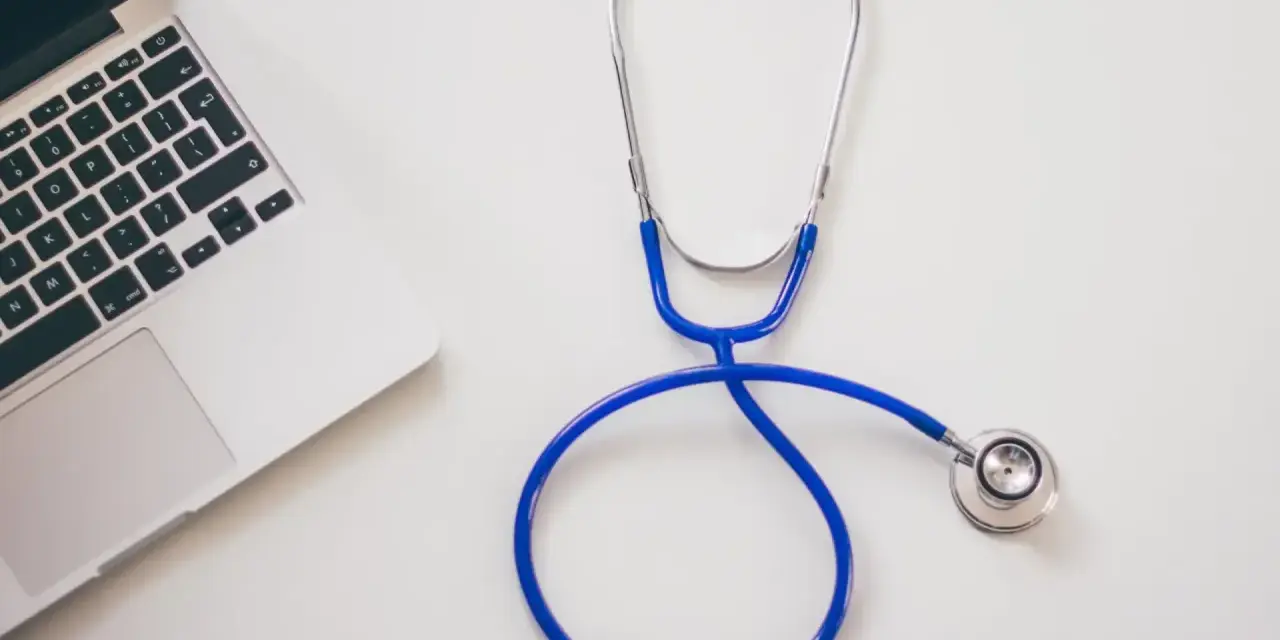 Stetoskop i laptop na biurku. Nowoczesne narzędzia pracy każdego diabetologa.