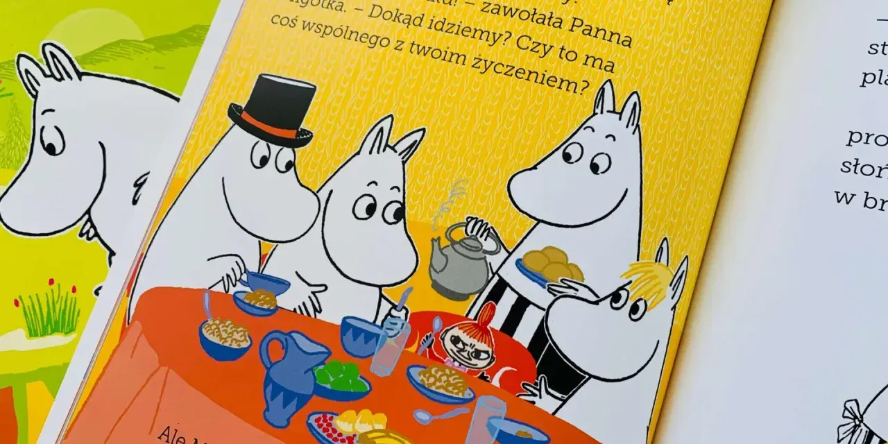 Ilustracja z książki z Muminkami przy stole, przygotowującymi się do wyprawy. Wesołe sceny z książek komediowych.
