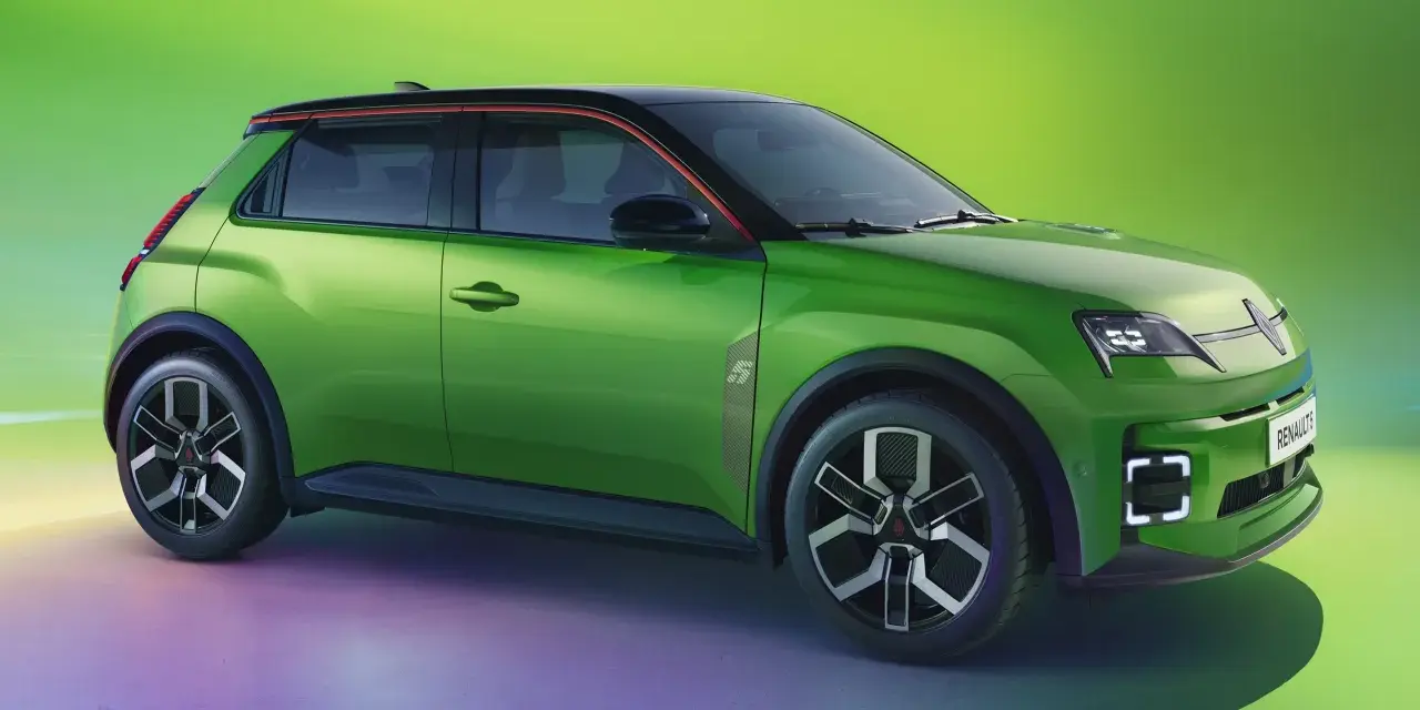 Zielony samochód elektryczny Renault 5 z czarnym dachem i czerwonymi akcentami.