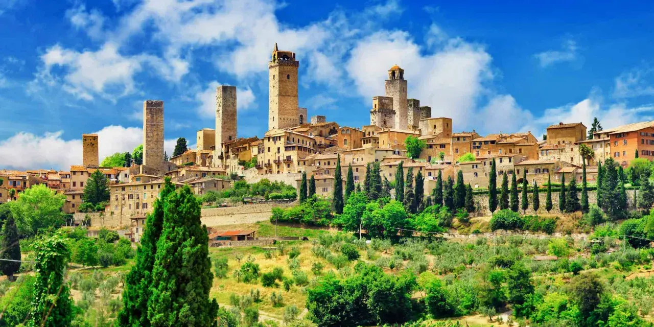 Borgo medievale con torri svettanti, ideale per un itinerario di via Francigena Toscana 3 giorni.