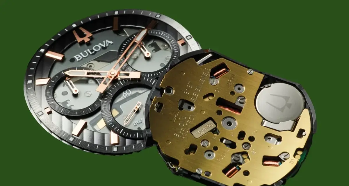 Tarcza zegarka Bulova obok mechanizmu kwarcowego. Poznaj, jak się nazywa mechanizm zegarka, który napędza ten czasomierz.