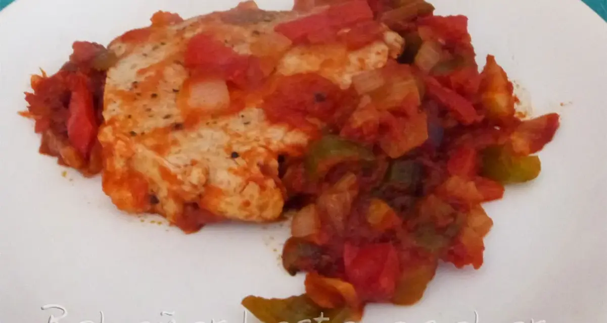 Un bonito filete de pescado cubierto con un sabroso pisto de verduras.