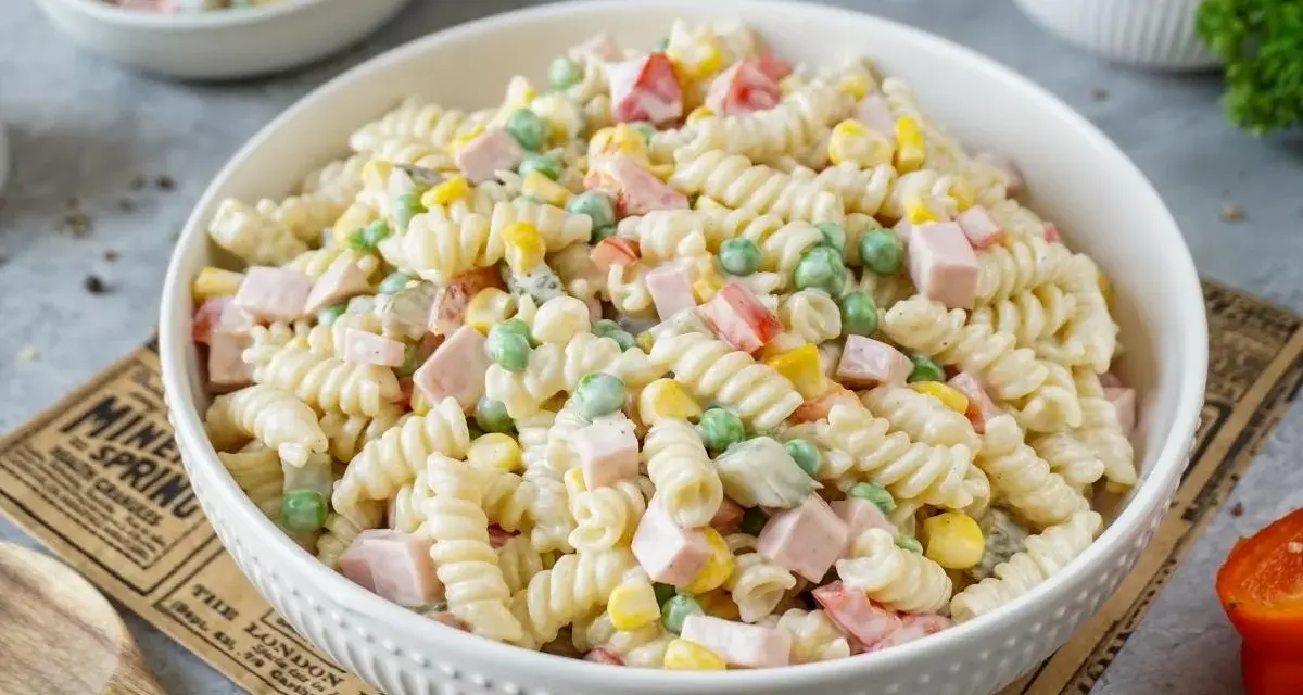 Ein cremiger, schneller Nudelsalat mit Spiralnudeln, Erbsen, Mais und Schinkenwürfeln. Perfekt für ein schnelles Mittagessen.