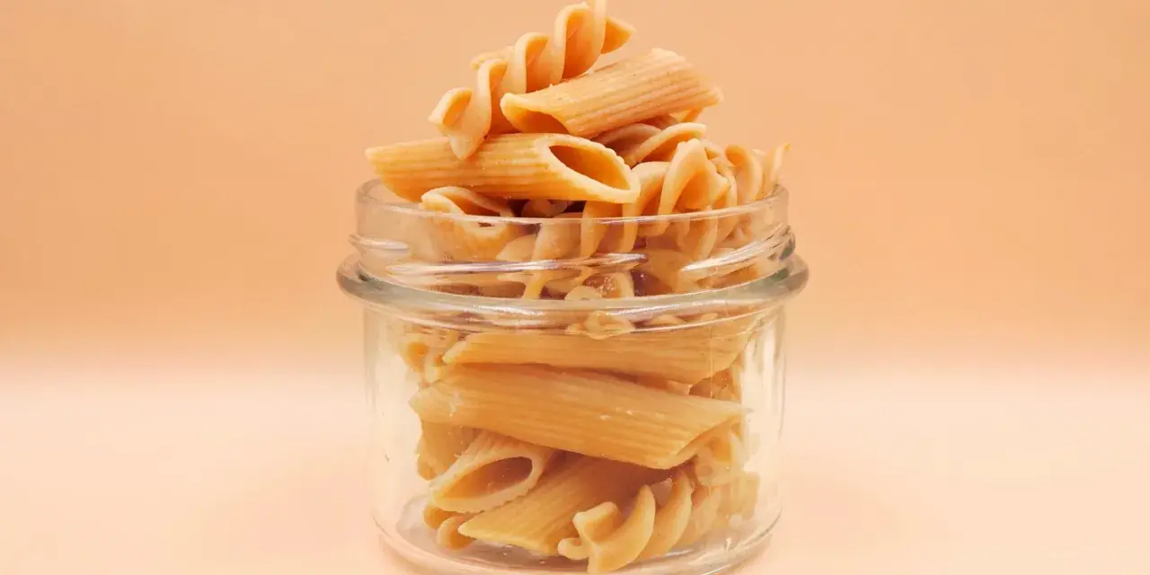 Słoik pełen makaronu penne i fusilli. Zastanawiasz się, ile czasu gotować makaron, by był idealny?