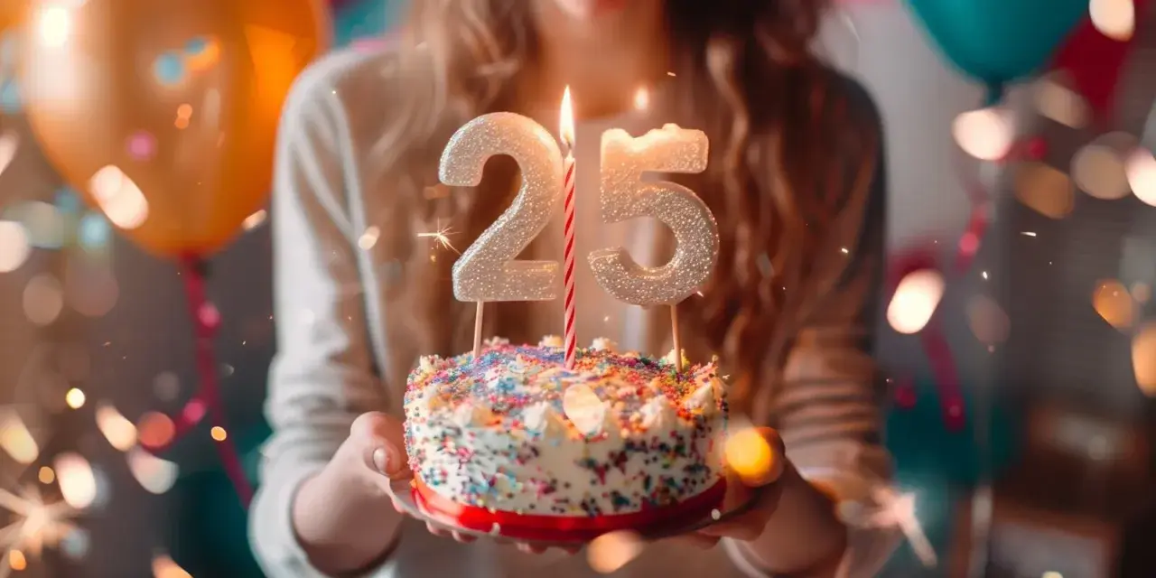 Urodzinowy tort z cyframi 25 i płonącą świeczką, otoczony balonami i konfetti. Idealne życzenia na 25 urodziny!
