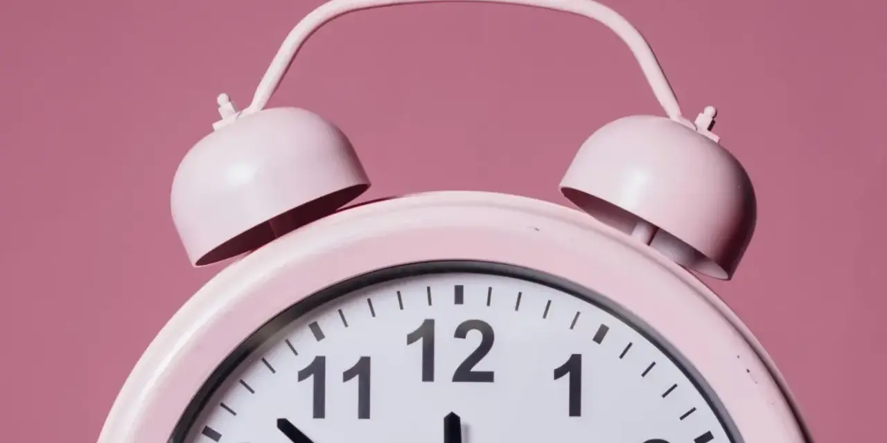 Różowy budzik pokazuje 21.12. Czy to znaczenie dla Ciebie?