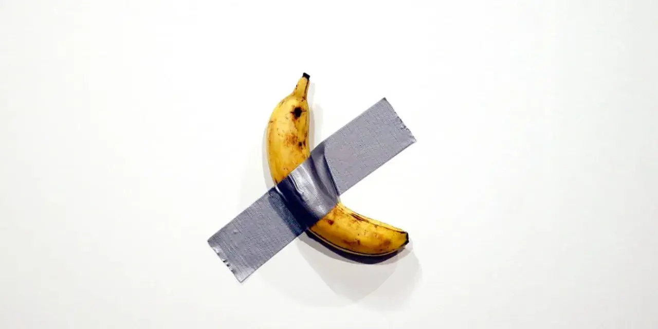 Une banane scotchée sur un mur blanc, une œuvre d'art conceptuelle qui fait réfléchir.