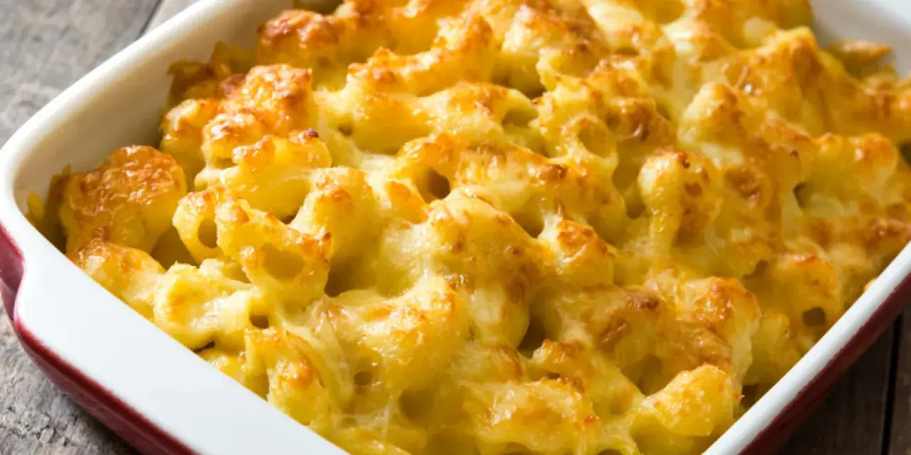 Macarrones con queso recién horneados, burbujeantes y dorados, listos para servir.
