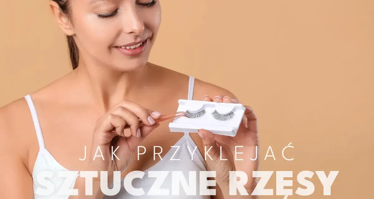 Kobieta trzyma pęsetą sztuczne rzęsy, gotowa do aplikacji.
