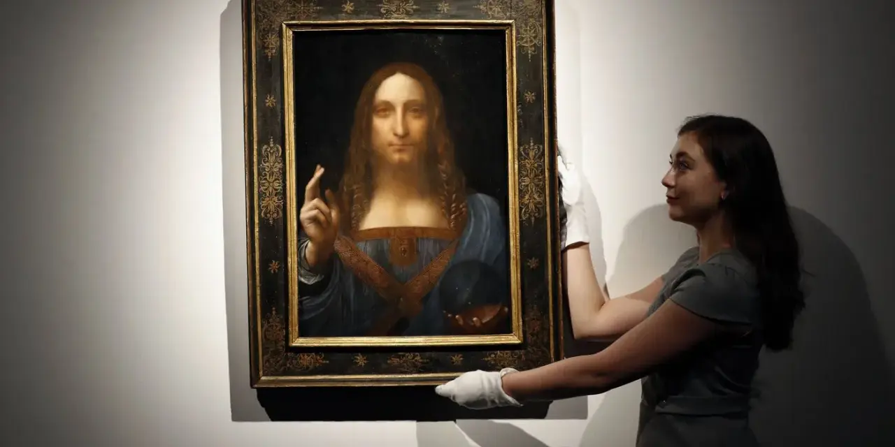 En kvinna med vita handskar hanterar den berömda tavlan "Salvator Mundi", ibland kallad "Mona Lisa tavla" av misstag.