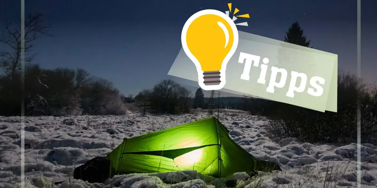 Leuchtendes Zelt im Schnee bei Nacht. Tipps für dein nächstes Winter-Camping-Abenteuer.