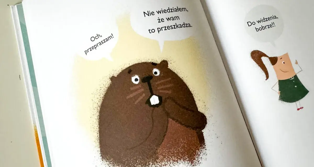 Ilustracja z książki: bóbr przeprasza, że przeszkadza w przytulaniu w nocy. Dziewczynka mówi "Do widzenia, bobrze!!".