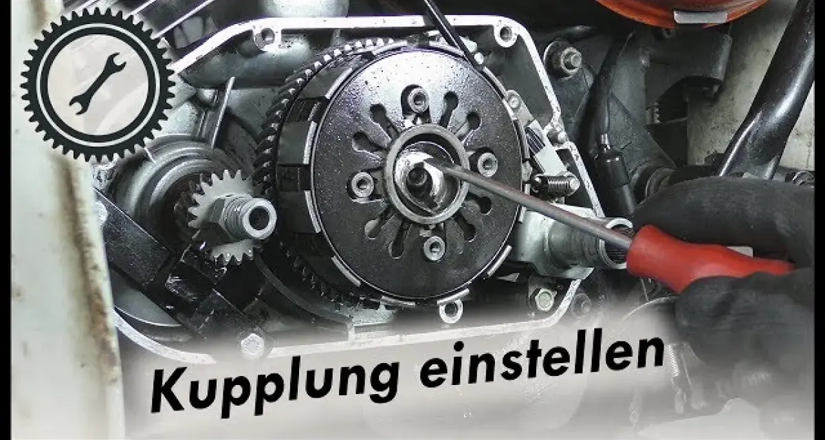 Werkzeug greift in Motorradkupplung. Ein Schraubendreher wird benutzt, um die Kupplung nachstellen.