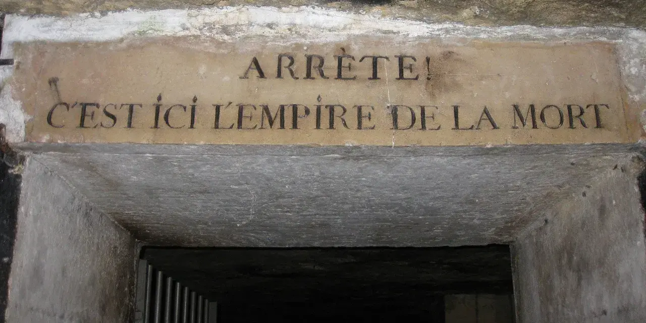 Kamienne wejście do katakumb z napisem "ARRETE! C'EST ICI L'EMPIRE DE LA MORT". Miejsce to, choć nie w Polsce, budzi grozę jak nawiedzone miejsca w Polsce.