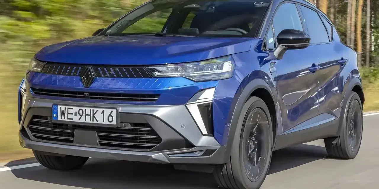 Niebieski Renault Captur w ruchu. Sprawdź aktualną renault captur cena i dowiedz się więcej o tym stylowym SUV-ie.
