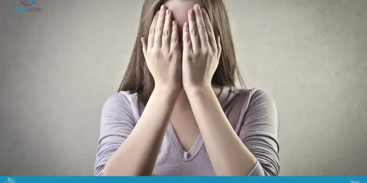 Frau verdeckt Gesicht mit Händen, ein Symbol für Angst. Starke Affirmationen gegen Angst helfen, diese zu überwinden.