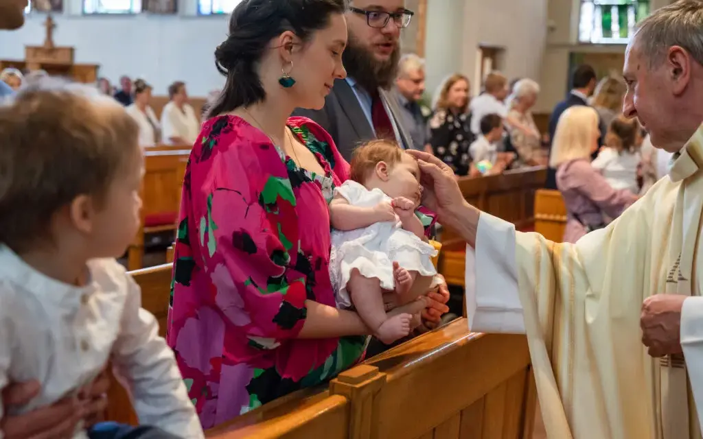 Jak wyglądają chrzciny? Odkryj sekrety pięknej ceremonii chrztu
