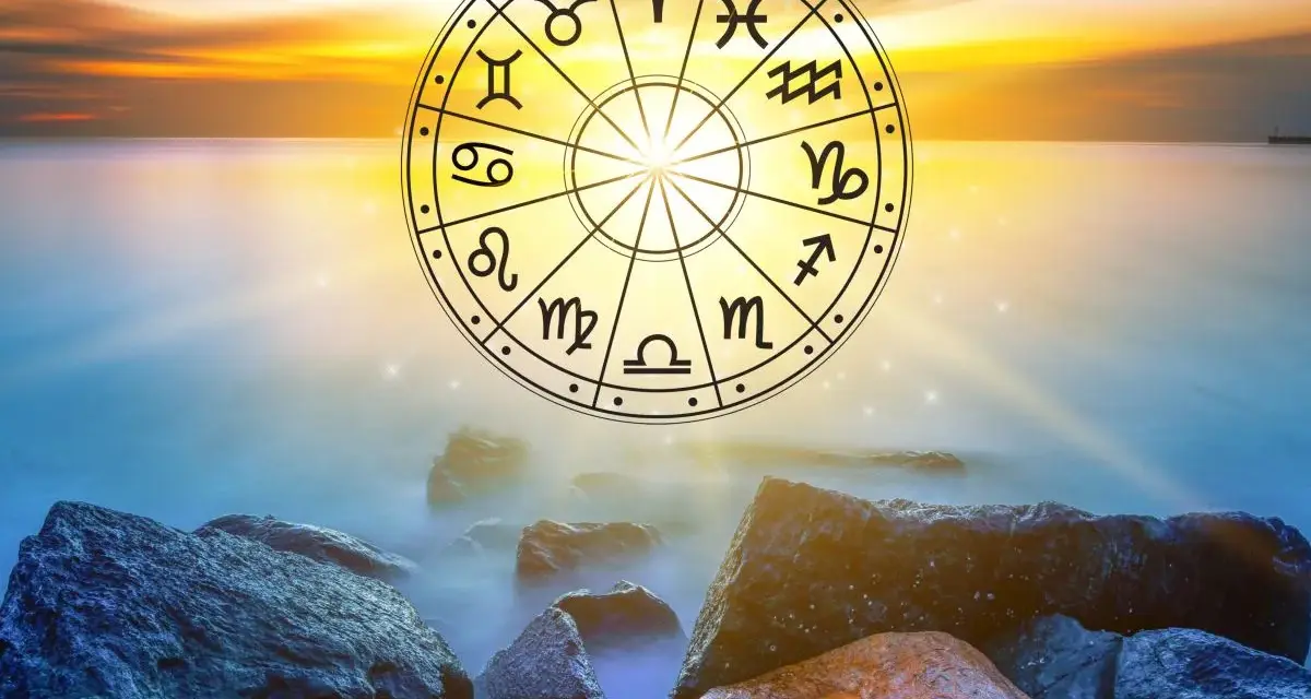 Koło zodiaku nad spokojnym morzem o zachodzie słońca. 1222 znaczenie symboli astrologicznych.