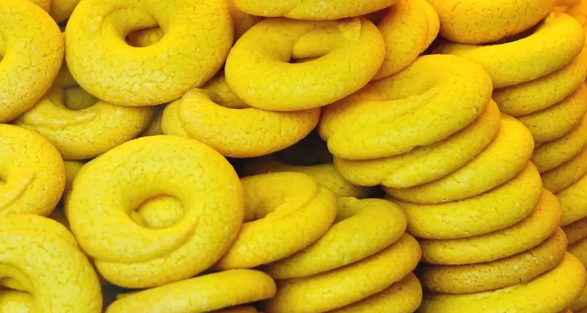 Una pila di biscotti tipici di Venezia, dorati e invitanti, pronti per essere gustati.