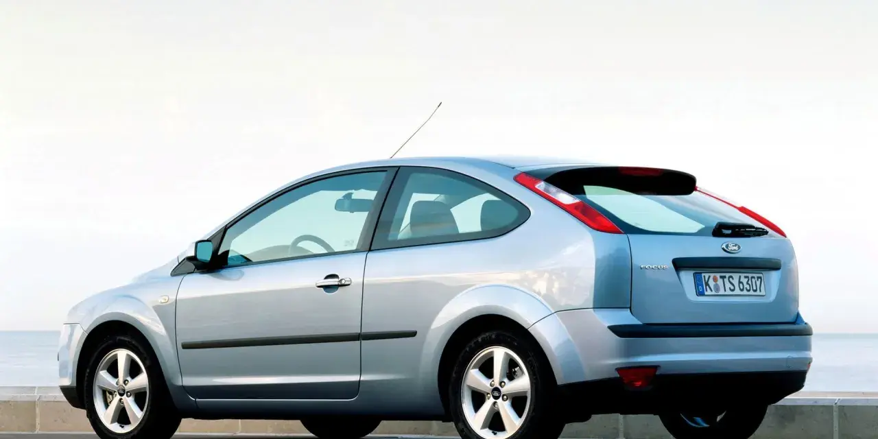 Ford Focus MK2: Pojemność baku (55L) i realny zasięg. Czy tankujesz dobrze?