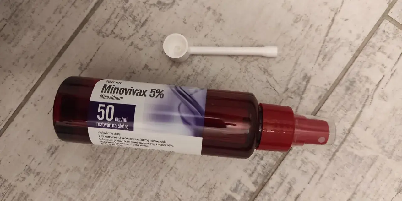 Butelka Minovivax 5% z aplikatorem na drewnianym tle.