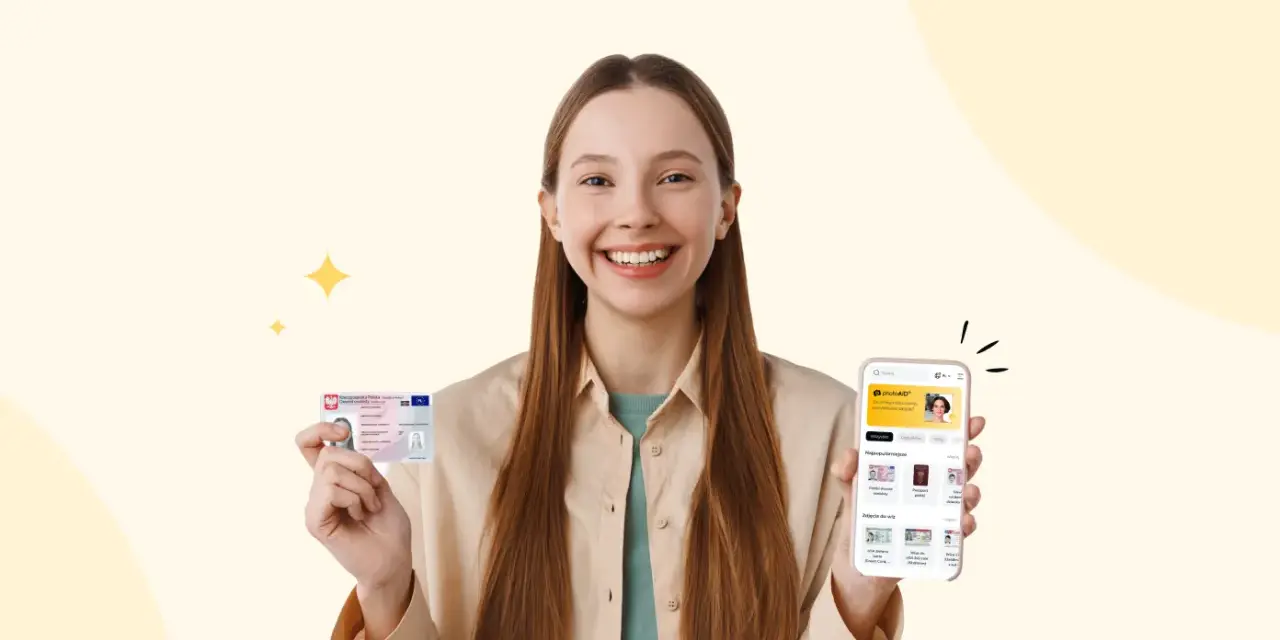 Uśmiechnięta dziewczyna trzyma dowód osobisty i smartfon z aplikacją do zdjęć do dowodu.