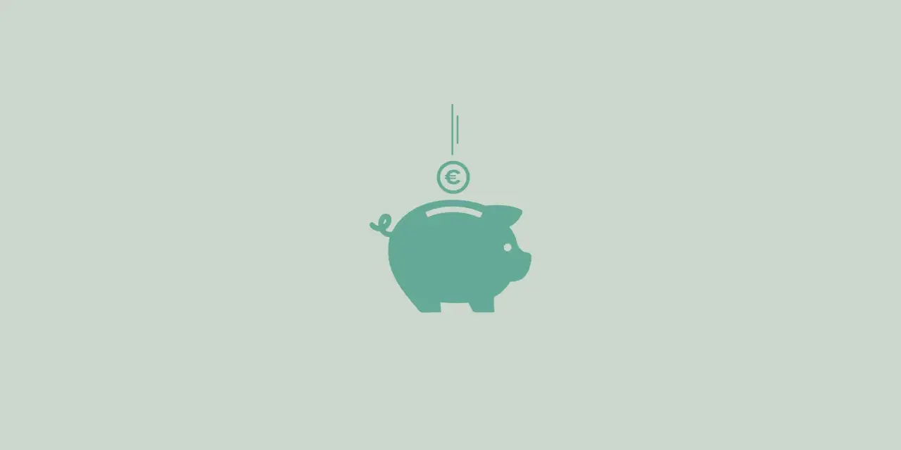 Hucha verde con una moneda de euro cayendo. Ahorrar para gastos variables necesarios es clave.