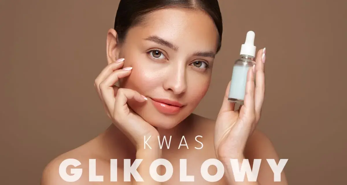 Kobieta z serum z kwasem glikolowym, które działa na poprawę wyglądu skóry.