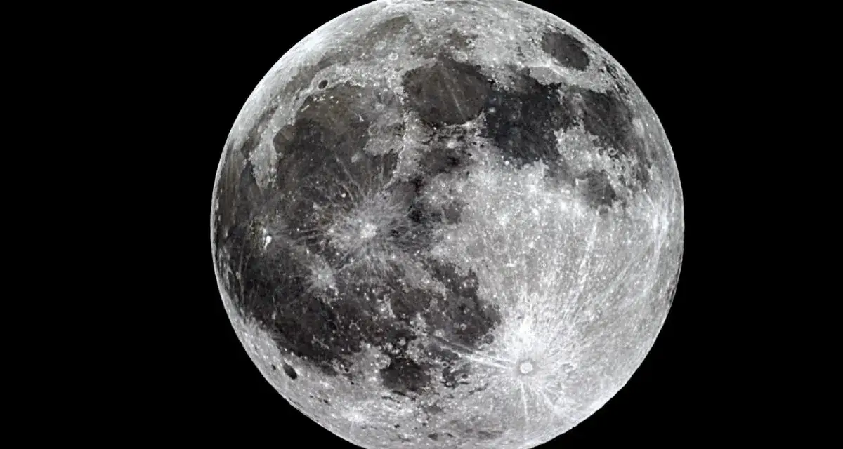 La luna piena, con i suoi crateri e mari, brilla nel buio. Un momento magico quando si fa la luna.