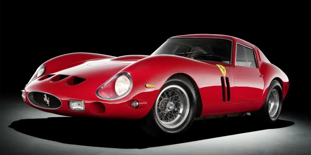 Ikoniczny czerwony Ferrari 250 GTO na czarnym tle. Klasyk motoryzacji, marzenie każdego kolekcjonera.