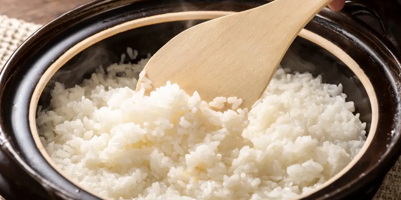 Arroz blanco recién cocido, humeante y esponjoso, listo para servir. Explora los diferentes tipos de arroz y sus texturas.