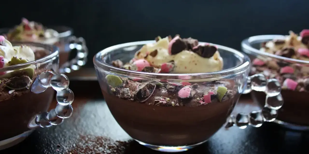 Chokladmousse recept i små glasbägare, toppad med grädde och krossad choklad. En perfekt dessert!