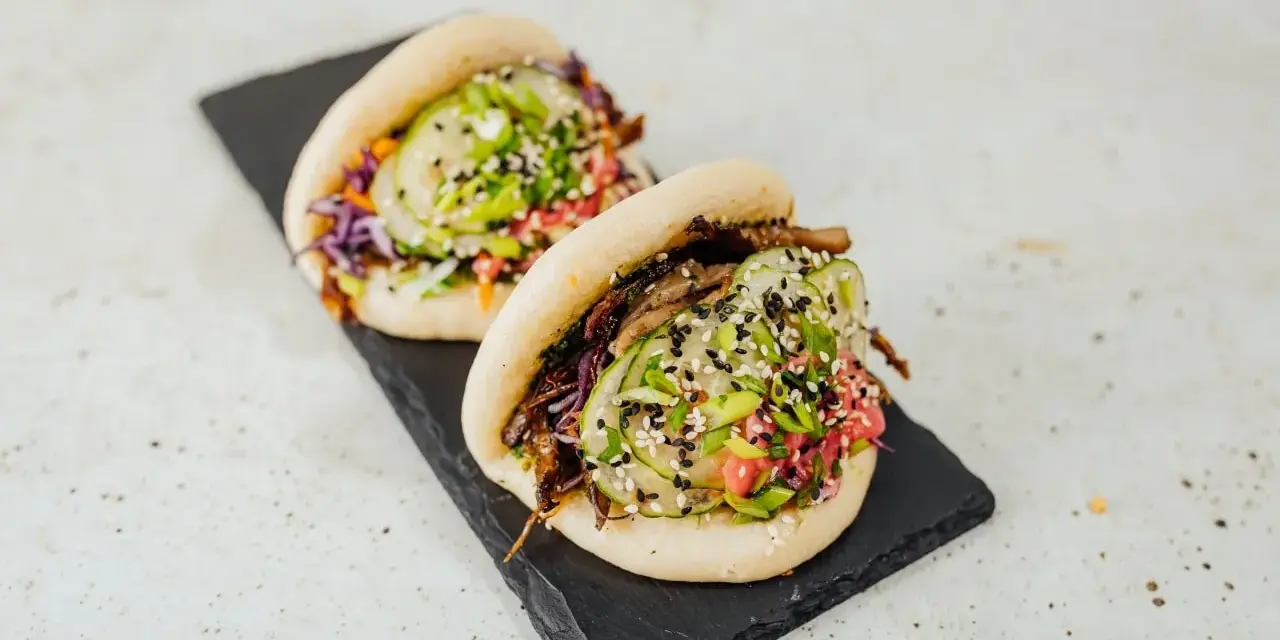 Pyszne baozi z warzywami i sezamem. Idealne na szybki lunch, gdy szukasz inspiracji na baozi przepis.